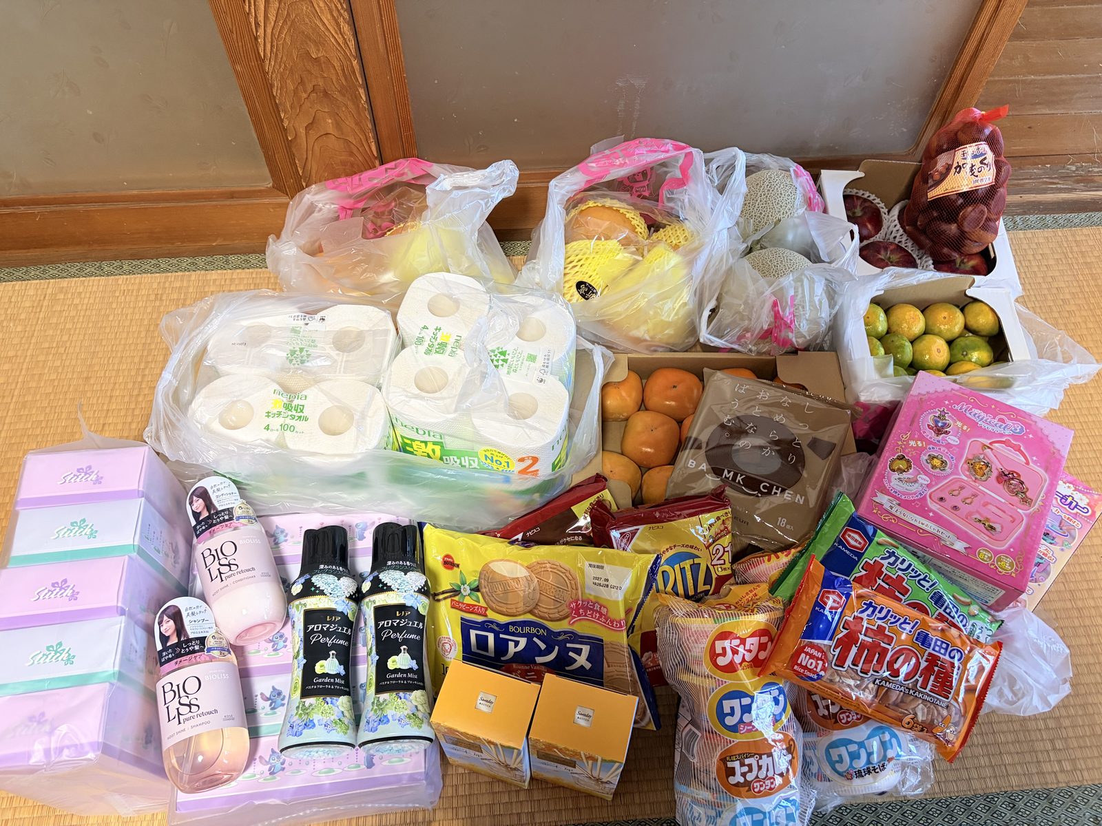 遊とぴあ新潟店とおたちゅう新潟本店でこの日GETした景品のまとめ。柿・栗・りんご・みかん・メロンなどの果物、ロアンヌや柿の種、ワンタンスープ、キッチンタオルやシャンプーなどが並んでいる