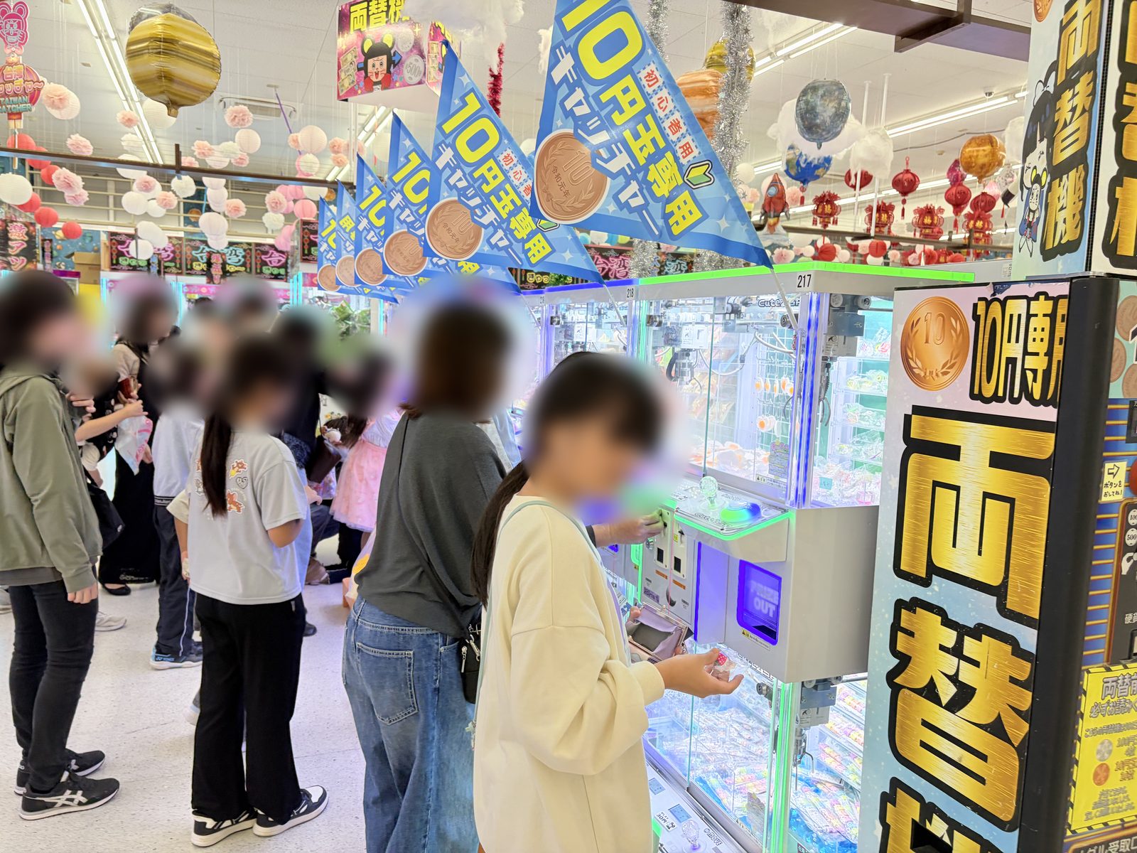 おたちゅう新潟本店の10円キャッチャーコーナー。「初心者用 10円玉専用キャッチャー」の旗が台の上にずらりと並んでいる